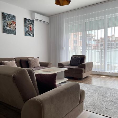 Entire Apartment - Near The Center プリシュティナ エクステリア 写真
