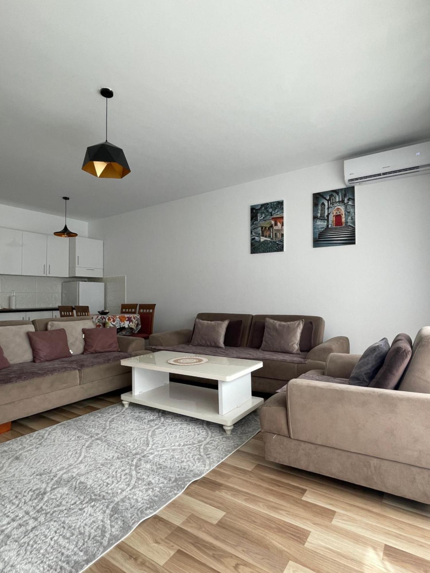 Entire Apartment - Near The Center プリシュティナ エクステリア 写真