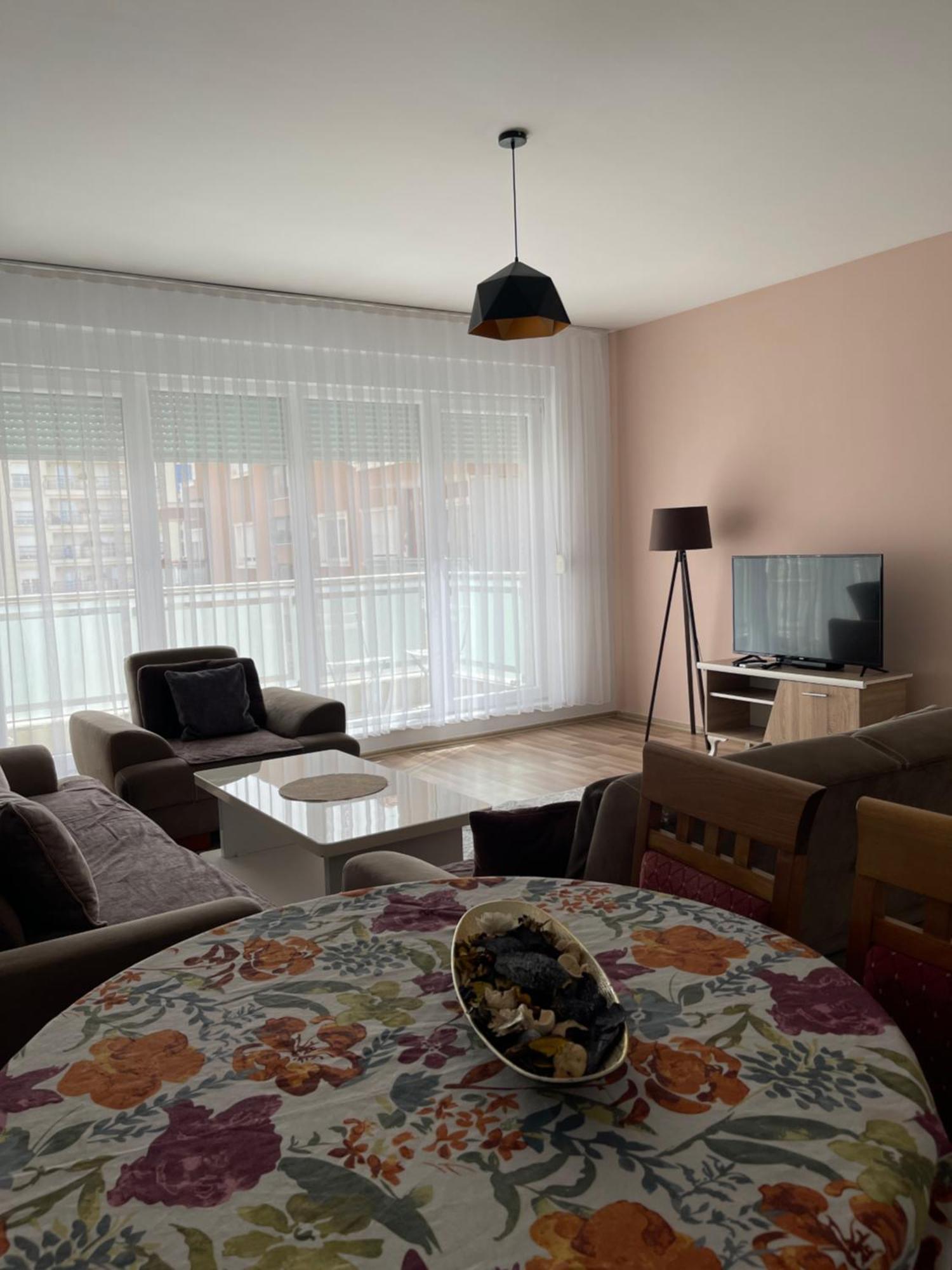 Entire Apartment - Near The Center プリシュティナ エクステリア 写真